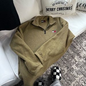Vintage Tommy Hilfiger half zip with pockets!! Size xl